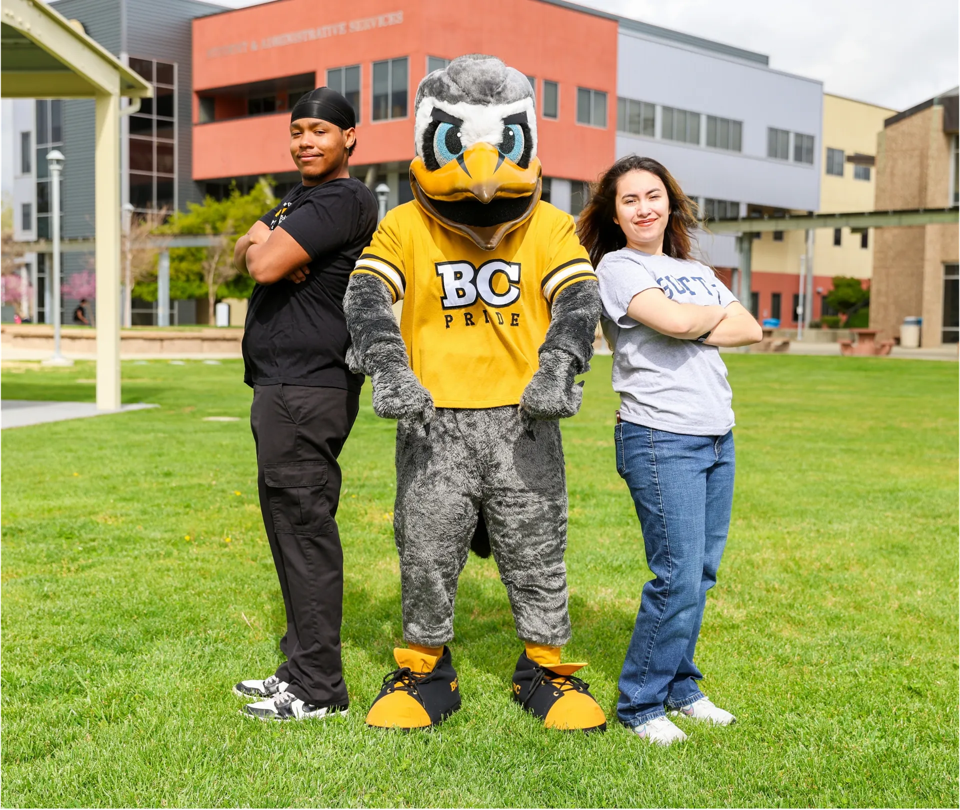 Butte College Students pose with Dash Mascot on campus