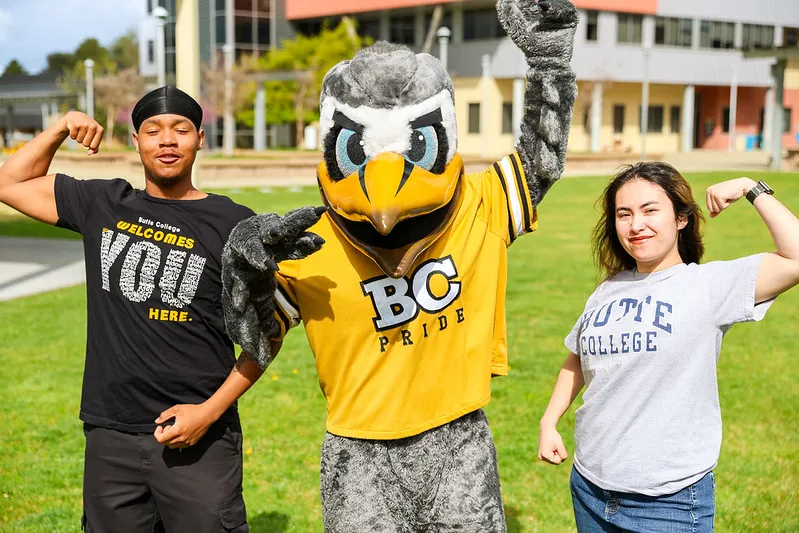 Butte College Students pose in flex with Dash Mascot