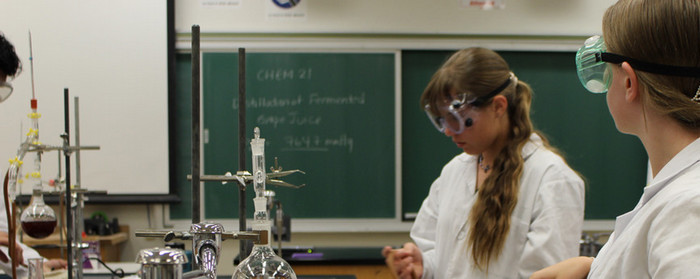 chem students working in the lab