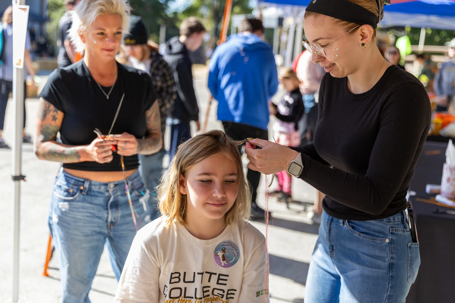 Student gets hair braided at Campus Event