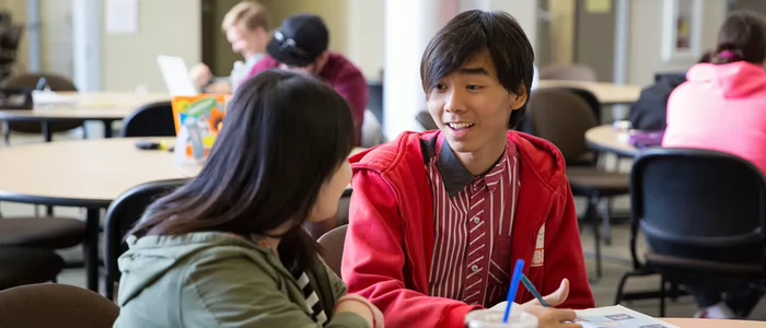 students-work-together-in-class