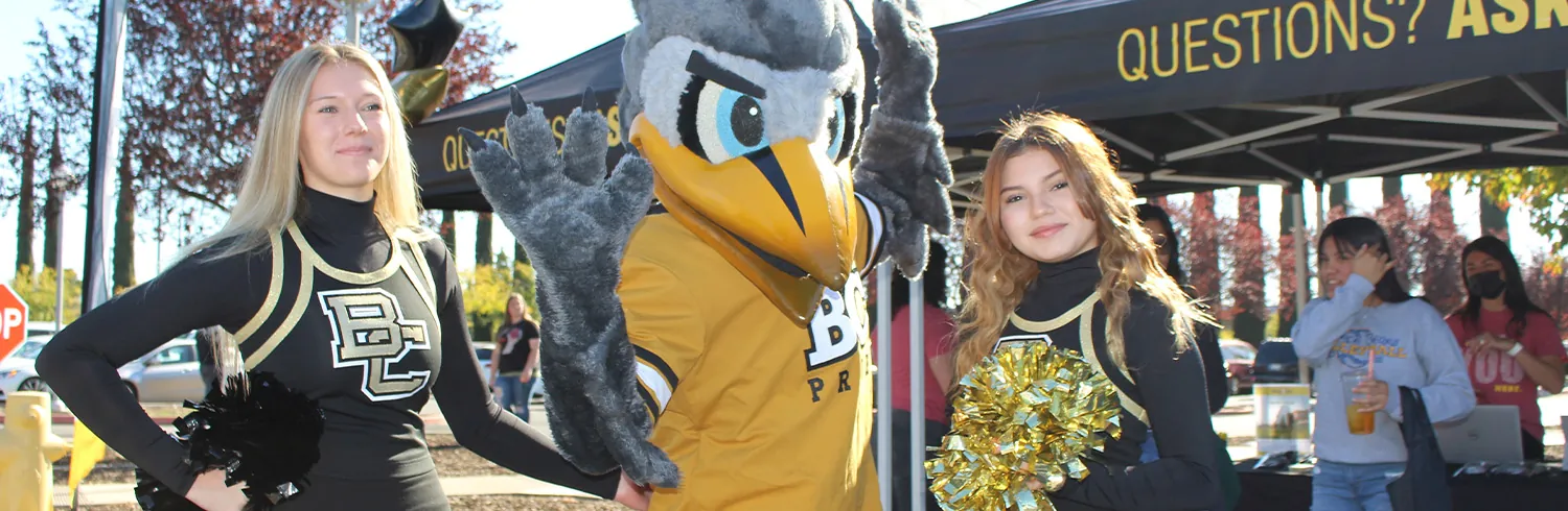 Butte College Cheerleaders pose with Dash Mascot